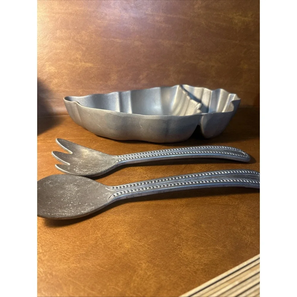 WILTON ARMETALE DIVIDED PEPPER ( or LEAF ) CHIP & DIP BOWL W-2 Serving Utensil b